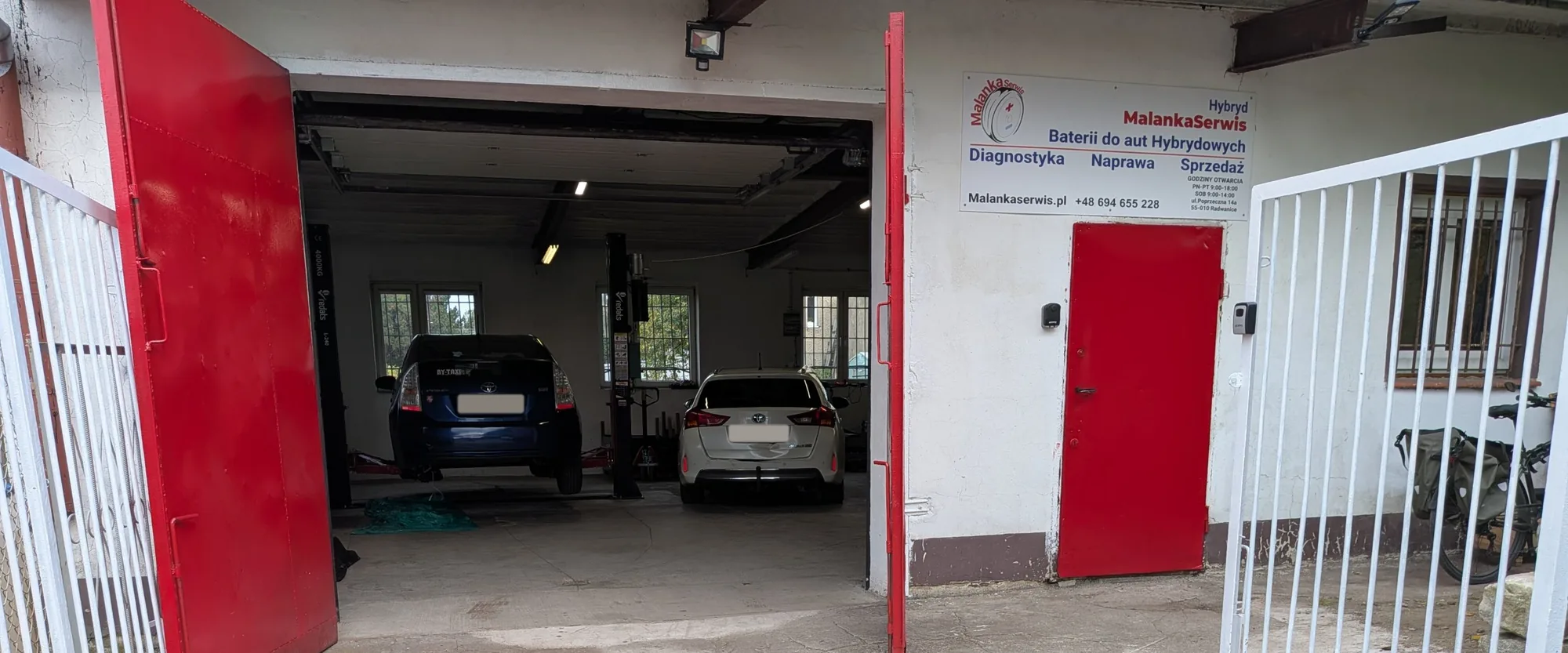 Wjazd do warsztatu Malanka Serwis, ul. Poprzeczna 14A, Radwanice koło Wrocławia: serwis i naprawa baterii hybrydowych Toyota i Lexus